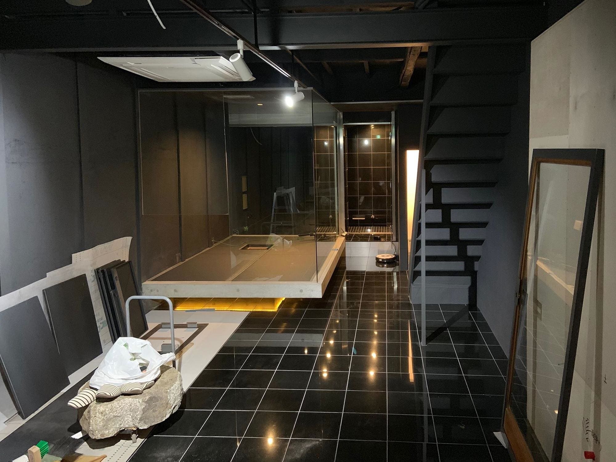長屋リノベで、浮かぶ茶室のある宿泊施設が完成。